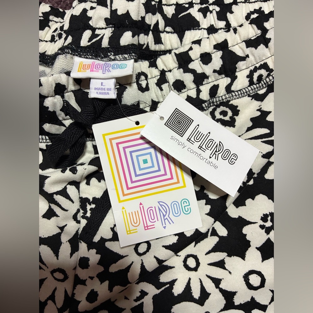 LuLaRoe Black and White Floral women’s Shorts - Picture 3 of 3